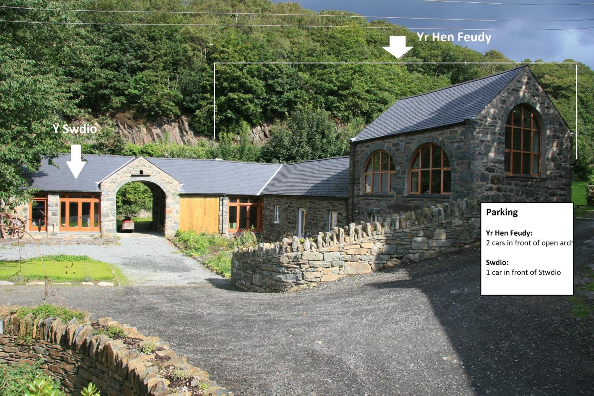 Y Swdio, Ferm Glandwr * Barmouth